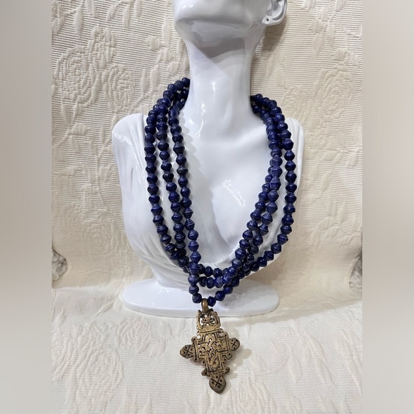 AKOLA NECKLACE HANDMADE RICE PAPER BEADS COBALT BLUE BRASS TONE MALTESE CROSS - Picture 5 of 16